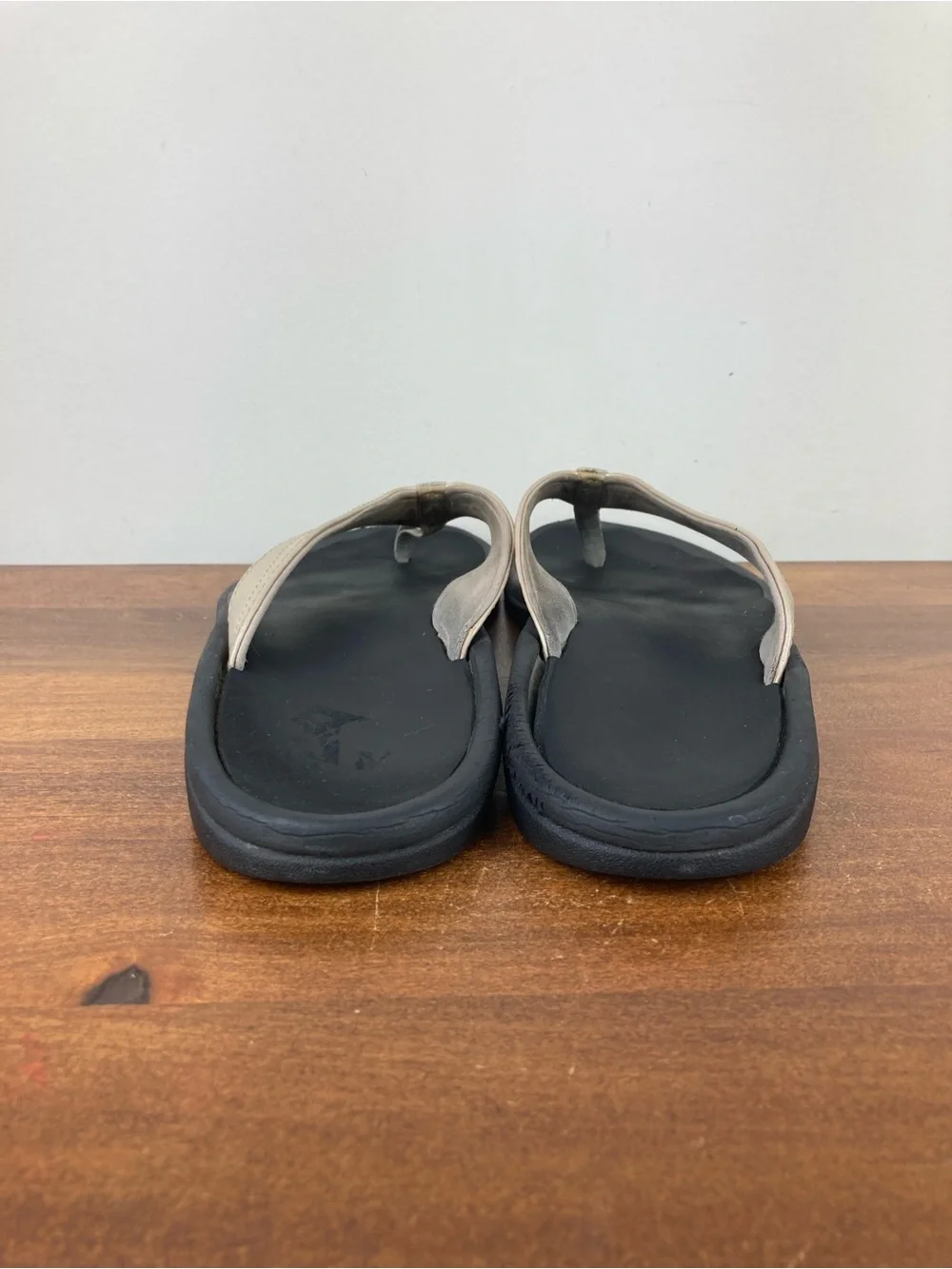 OluKai Ohana Metallic Beige Thong Flip Flops Comfort Sandals Women’s Size 9/39.